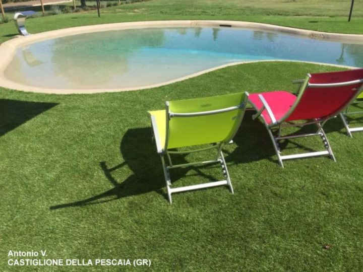 Un esempio di rivestimento giardino e bordo piscina con il prato sintetico  Nature 50 XL in provincia di Grosseto.
Finto prato Nature 50 XL nature_50_xl_1