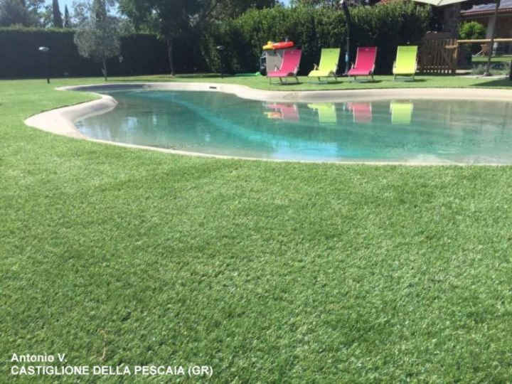 Un esempio di rivestimento giardino e bordo piscina con il prato sintetico  Nature 50 XL in provincia di Grosseto.
Erba finta Nature 50 XL nature_50_xl_2