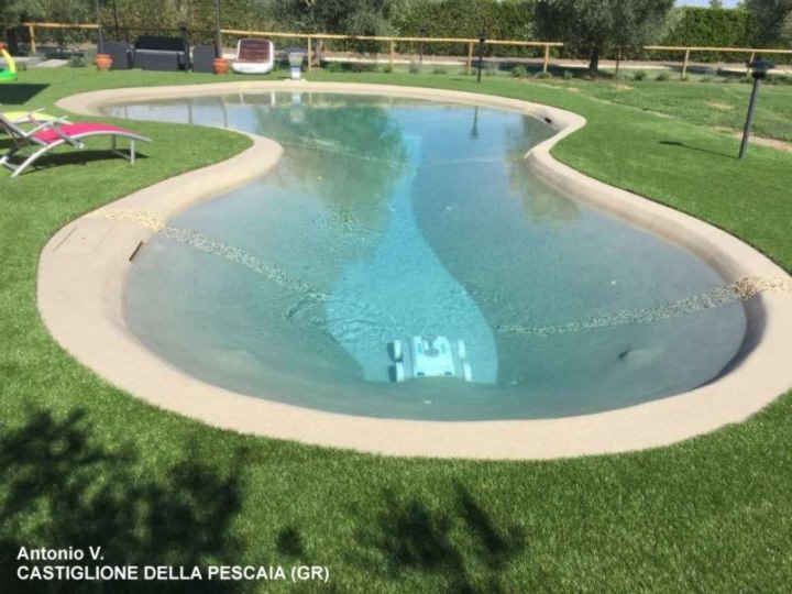 Un esempio di rivestimento giardino e bordo piscina con il prato sintetico  Nature 50 XL in provincia di Grosseto.
Finto prato Nature 50 XL nature_50_xl_3
