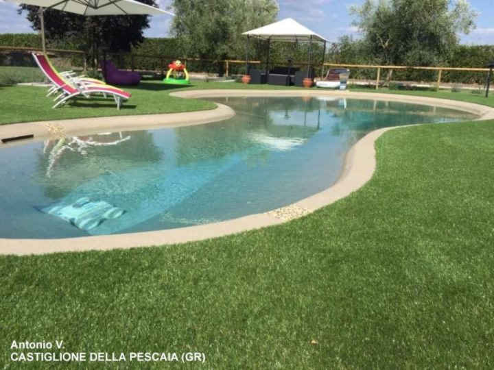 Un esempio di rivestimento giardino e bordo piscina con il prato sintetico  Nature 50 XL in provincia di Grosseto.
Prato sintetico Nature 50 XL nature_50_xl_4